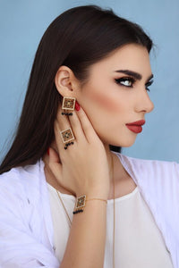 أقراط الميث الذهبية السوداء