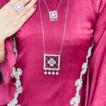 قلادة الميث الفضية البيضاء الطويلة