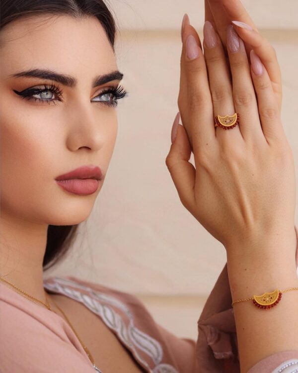 سوار رايسا الذهبي باللون الكستنائي
