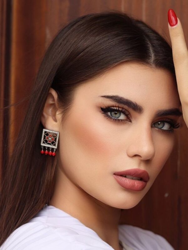 أقراط الميث الفضية الحمراء