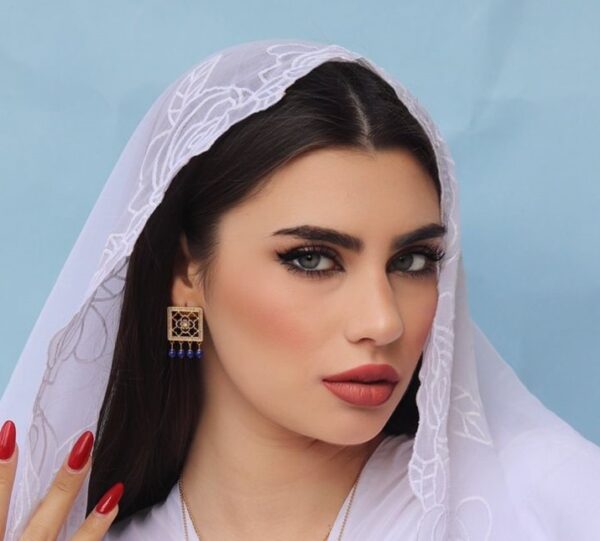 أقراط الميث باللون الأزرق الداكن