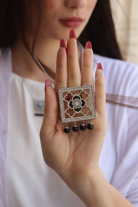 قلادة الميث الفضية السوداء الطويلة