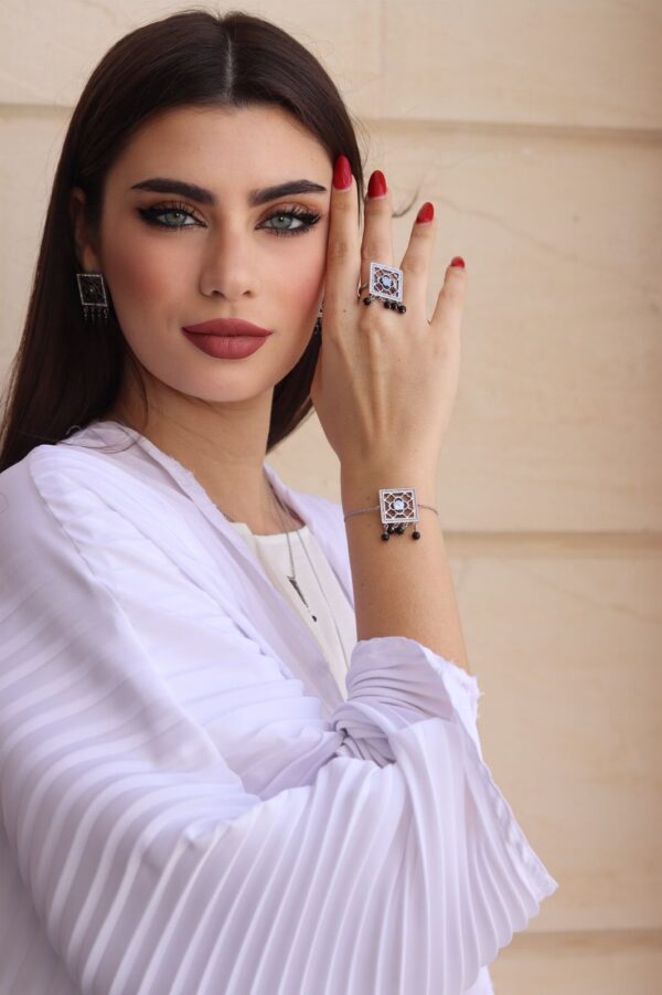 سوار الميث فضي أسود