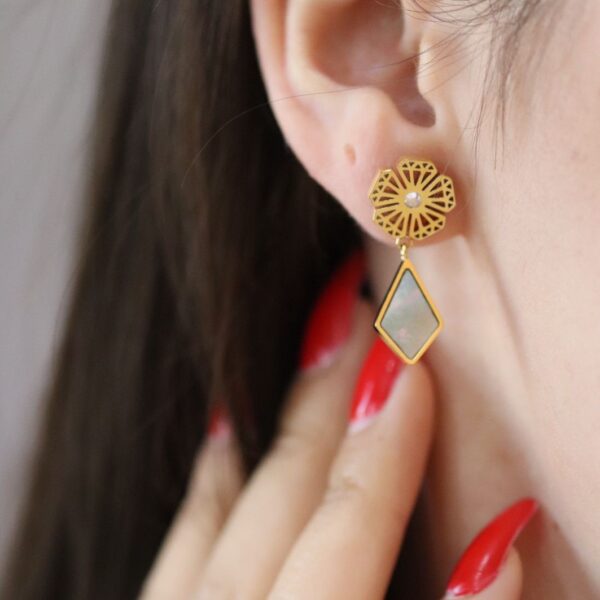 Al Manthora Gold Grey Earring