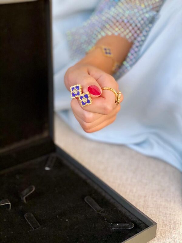 قلادة وأقراط بلوسوم باللون الأزرق الداكن