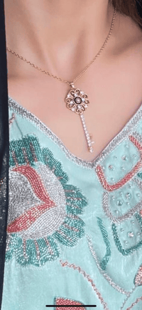 قلادة مفتاح ذهبي أسود قصيرة