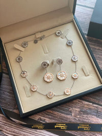 Monof silver white 10 flower necklace
