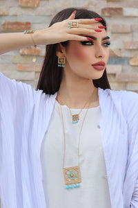أقراط الميث الذهبية باللون الأزرق الفاتح