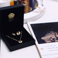 قلادة وأقراط باللون الأبيض الزهري